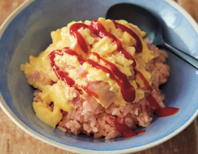 チーズのコクあり卵×ケチャップが絶妙タッグ「ふわとろオムライス丼」