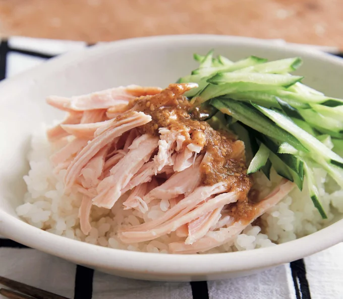 酸味のきいたごまだれがサラダチキンに合う「棒々鶏丼」