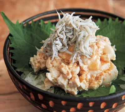 さっぱり食材にオリーブ油がかくし味「しらすのせさくふわ豆腐丼」