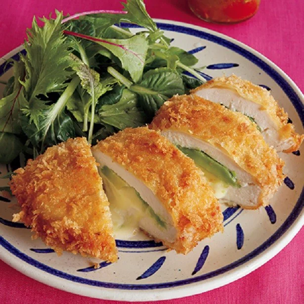 【とりむね肉レシピ】もうパサパサなんて言わせない！「アボチーズサンドチキンカツ」