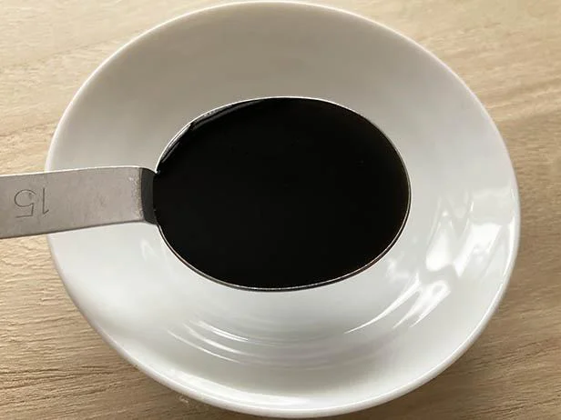 計量スプーンにしょうゆ大さじ1を出してみる