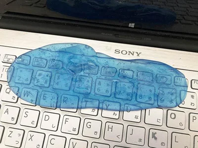 汚れ部分にジェルクリーナーをのせて、しばしそのまま