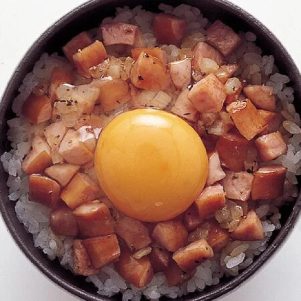 ソーセージと卵をのせただけ！なのになぜかヤミツキ「ソーセージ炒め卵丼」