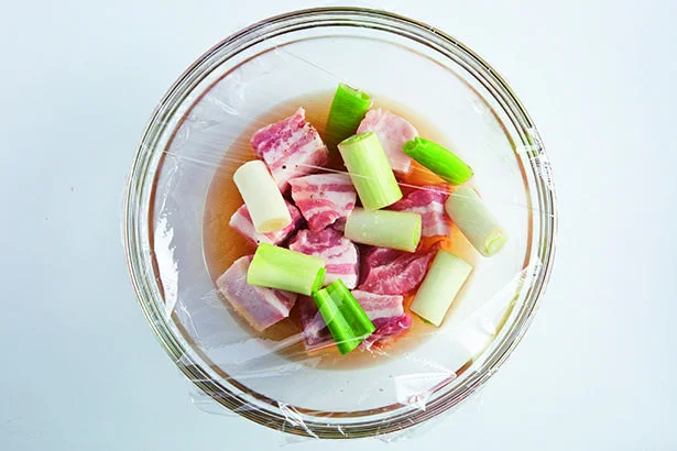 五十嵐ゆかり先生の「豚のレンジ塩角煮」。煮汁を加えてレンチンするだけ!
