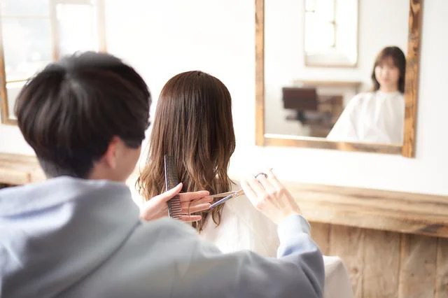 行くたびに高額メニューや商品を勧めてくる美容師。お金が続きません…【お悩み相談】