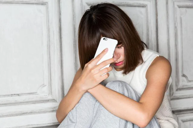店のお客さんに娘の携帯電話を気軽に教える母。どういうつもり…？【お悩み相談】