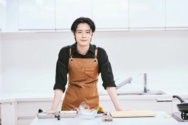 俳優・塩野瑛久さんが人気レシピにチャレンジ！実は家でも手軽に作れる「簡単タンドリーチキン」／塩野瑛久の今日はこれ作ろう（2）