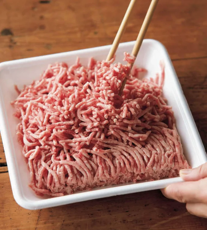 パックの上で菜箸などでほぐす【自家製パラパラ冷凍ひき肉】