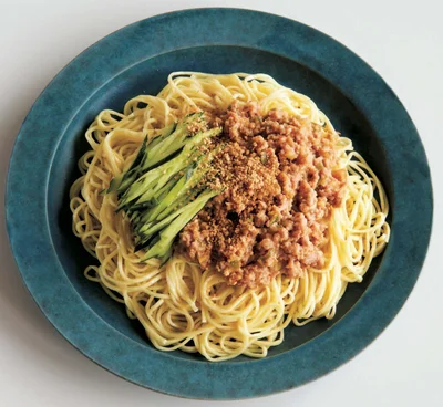 冷たい麺にコクありそぼろが合う！「ジャージャー麺」