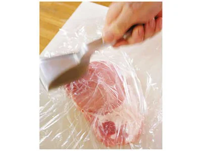 「カツレツミラノ風」の作り方。肉たたきで倍の大きさになるぐらいまでたたいて薄くのばす