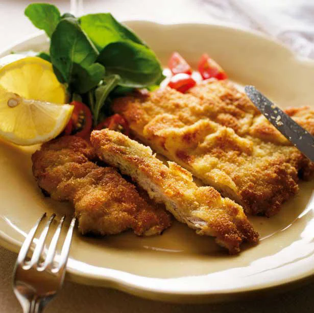 肉は倍くらいになるまでたたいて薄くする「カツレツミラノ風」／ホテルオークラ元総料理長のわが家でプロの味（4）