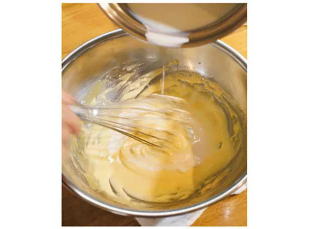 ボウルに卵黄、砂糖を入れて白くなるまで混ぜ、温めた牛乳を加えてアングレーズソースを作る