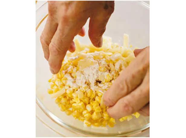 とうもろこしとチーズは粉でまとめる。