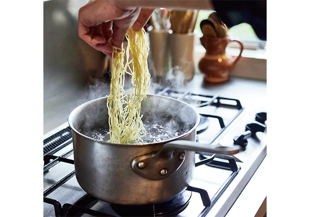 まずは中に入っているレシピどおり麺をゆでたら…