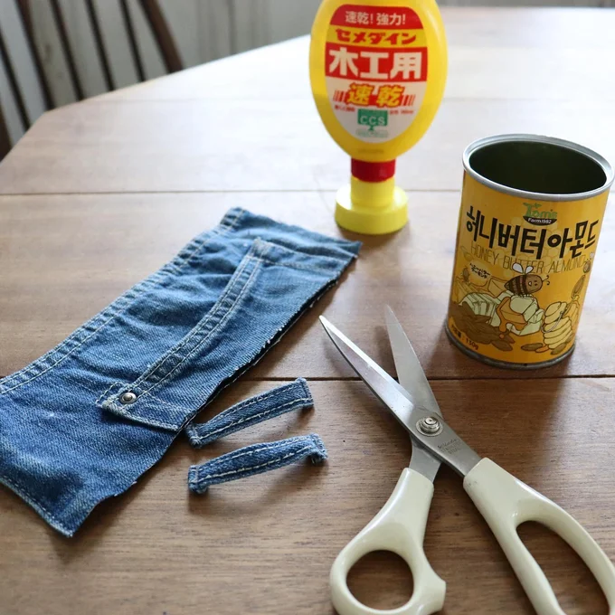 デニムを空き缶のサイズに切ります