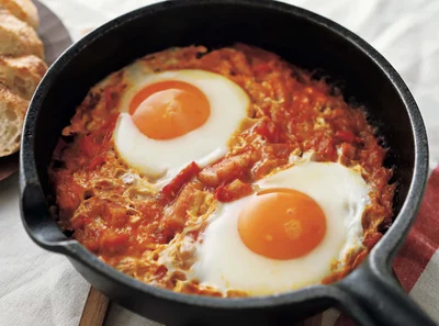 【画像】とろりと煮たトマトに半熟卵が合う！「ベーコンと卵のトマト煮」