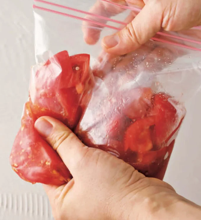 下味をもみ込んだら空気を抜いて冷凍【味つき冷凍トマト】