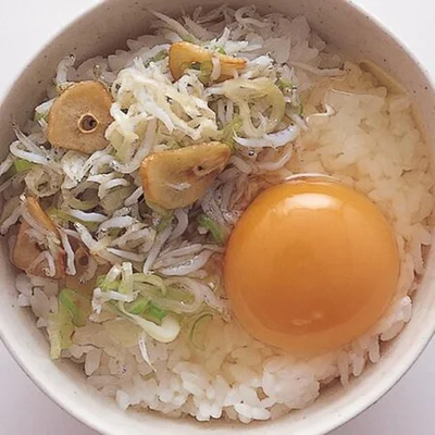 【画像を見る】にんにくチップがガツンとうまい！「ガーリックしらす卵丼」