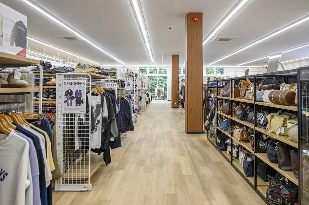 店内は通路も広く買い物しやすい!