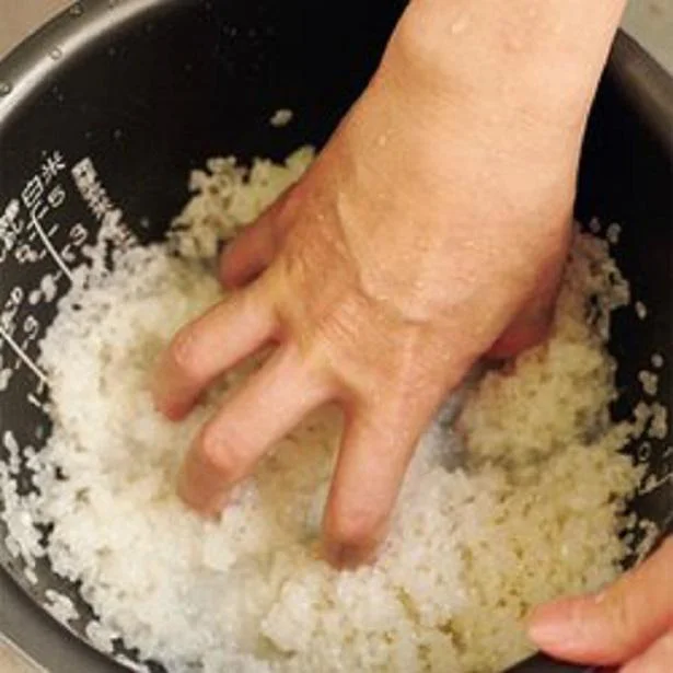指を熊手のような形にして大きく20回回す。米ぬかにはうまみもあるので、洗い過ぎたり、水を替え過ぎたりして、うまみを抜き過ぎないこと。水が少し白く濁るくらいでＯＫ