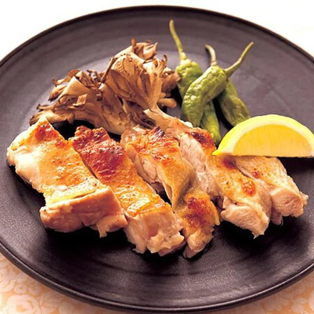 【画像を見る】皮目がパリッと香ばしい!「とり肉のグリル ガーリック風味」