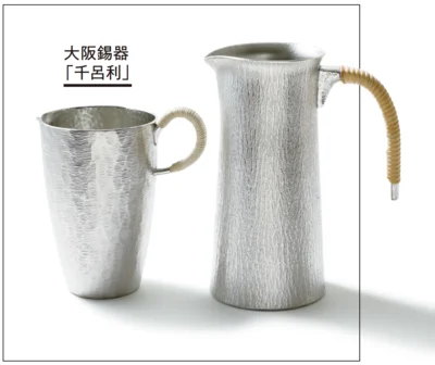 大阪錫器「千呂利」▷右から「かたらい」直径6.5×高さ14cm 容量300ml ￥19,800、「初瀬」直径6.1×高さ10.5cm 容量220ml ￥13,200／大阪錫器