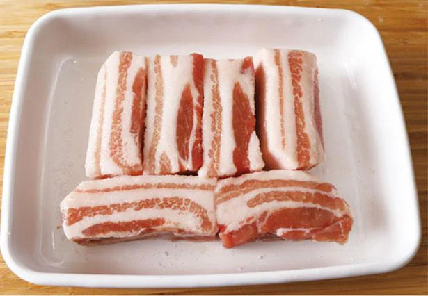 豚バラ肉にAの調味料をまぶし、30分以上冷蔵庫で寝かす（一晩でも可）。