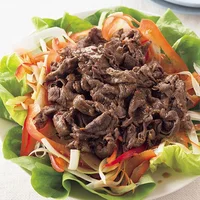 【時短レシピ】特製ドレッシングが決め手！熱いうちに食べたい「中華風牛肉サラダ」