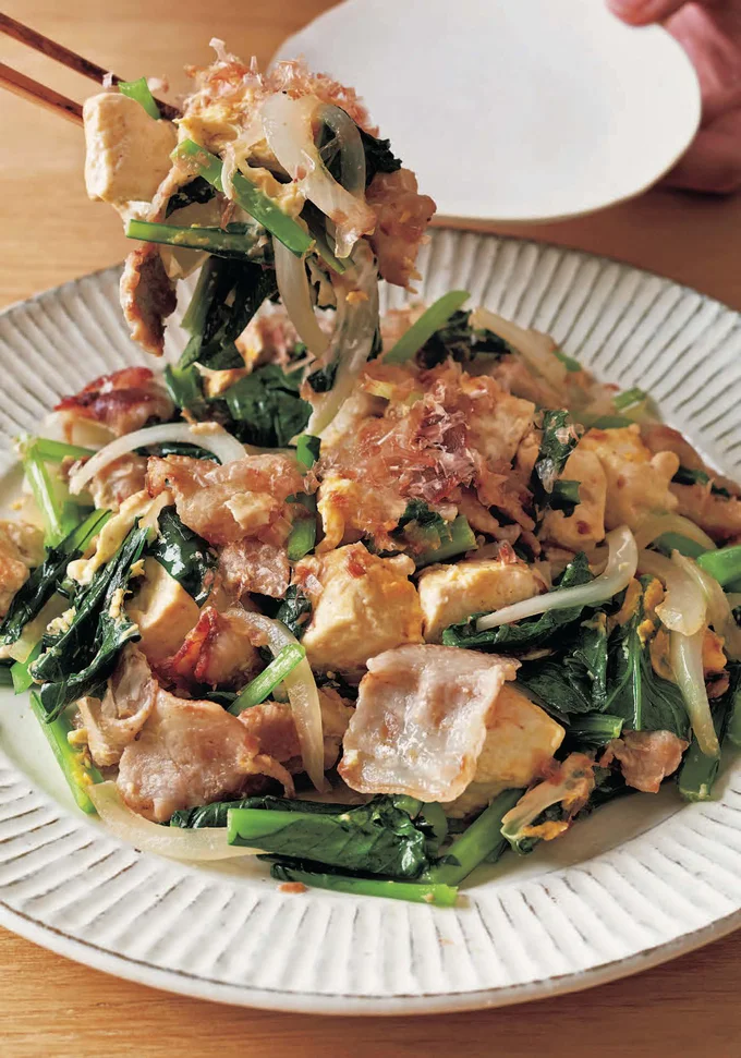 たっぷり具材に豆腐をプラスしてさらにかさ増し!「豚肉と小松菜の塩チャンプルー」