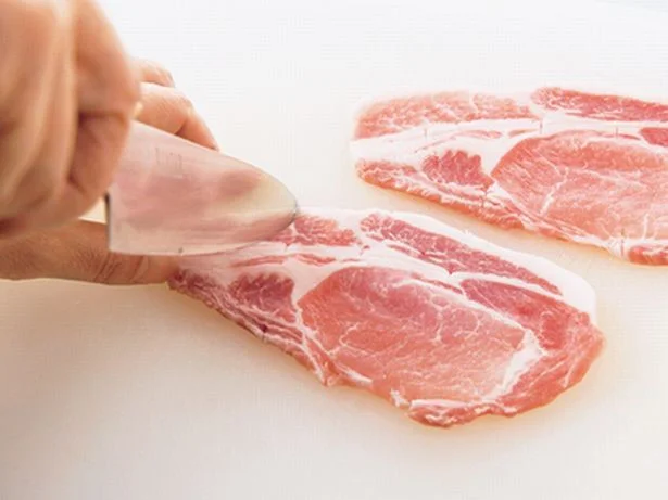 肉を横長に広げ、赤身と脂身の間のほか、肉の上下にも切り目を入れると焼き縮みしづらい