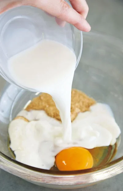 ボウルに卵、砂糖、牛乳を入れる。
