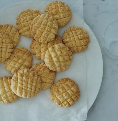 メロンパンの形に成形して焼く、かわいいクッキー。