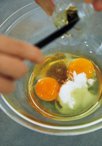 ボウルに卵、砂糖、はちみつを入れ、泡立て器でよく混ぜる。