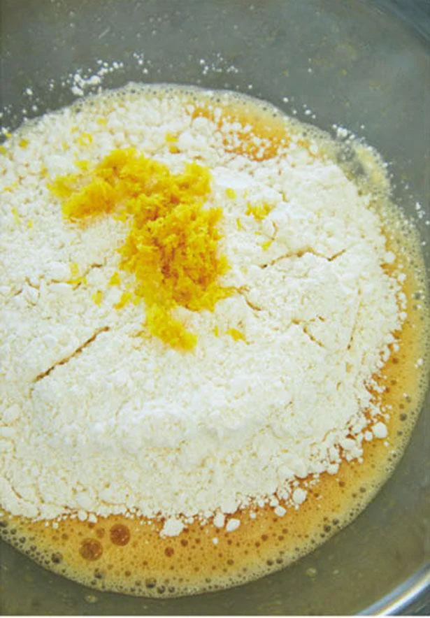 ホットケーキミックスとレモンの皮も加え、ゴムべらで粉っぽさがなくなるまで、さっくり混ぜる。
