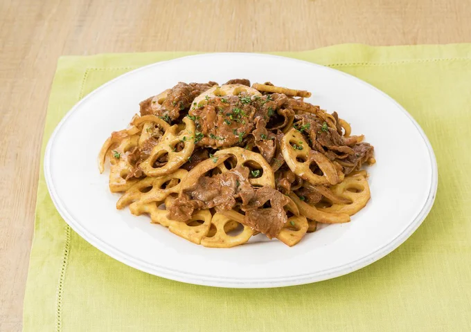 シャキシャキれんこんにたっぷりソースをからめて「牛肉とれんこんのソテー ドミグラストマトソース」