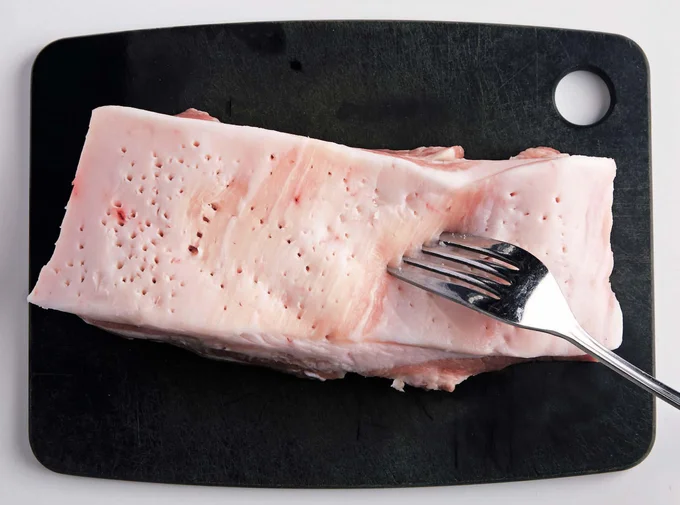 肉にフォークで穴をあけ、一口大に切る【豚のレンジ塩角煮】