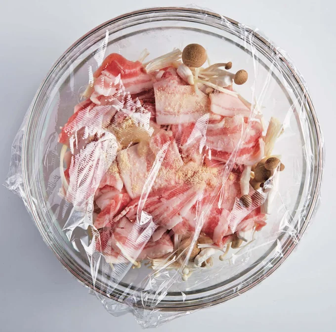 耐熱ボウルに材料を入れ、豚肉を広げのせて、調味用の材料を散らしてふんわりラップでレンチン【豚バラときのこのコクうま塩煮】