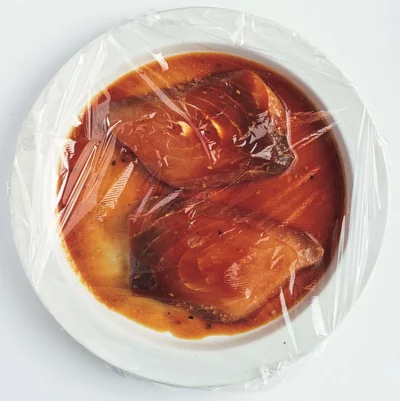 耐熱皿に魚を漬け汁ごとのせ、ふんわりラップでレンチン【かじきのレンジ漬け焼き】