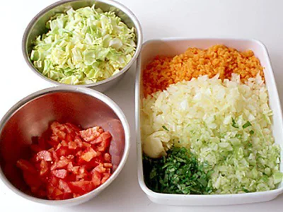 【画像を見る】野菜は全て粗いみじん切りにすることで、それぞれの野菜のうまみが出やすくなる
