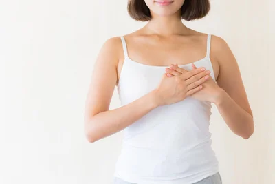 現在、乳がんは日本では女性9人に1人が罹患。20歳前後から認められ、30歳代で増加、40歳代から60歳代前半までがピーク