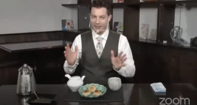 日本茶インストラクターのブレケル・オスカルさん。瀬戸焼の器を使った緑茶とお菓子のティータイムを演出。