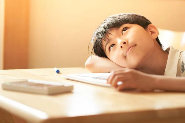 なかなか勉強を始めようとしない息子にイライラ。やる気にさせる声かけとは？【小川大介先生の子育てよろず相談室】