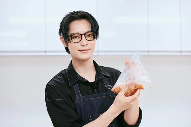 俳優・塩野瑛久さんが人気レシピにチャレンジ！「揚げない鶏のから揚げ」／塩野瑛久の今日はこれ作ろう（3）