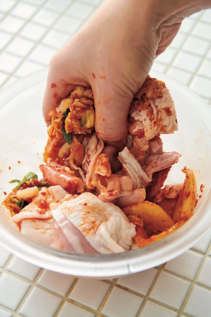 キムチをもみ込むことで、下味がつき、肉もしっとり!【キムチーズタッカルビ】