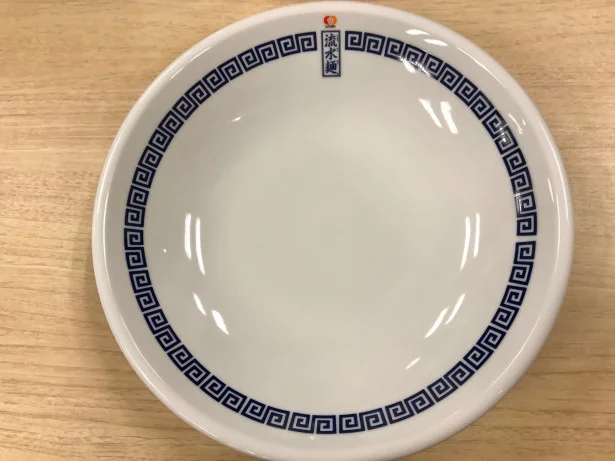 流水麺のロゴ入りオリジナル皿もプレゼント！　冷やし中華にぴったりなサイズ