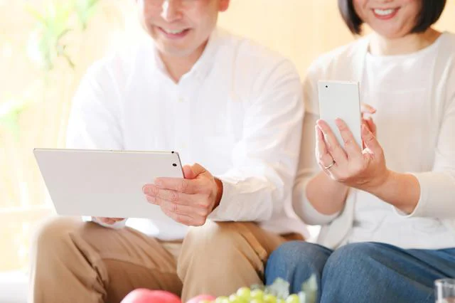 本当に老後のお金、足りる？3年前に定年退職した両親。なのに今でもバンバンお金を使ってます…【お悩み相談】