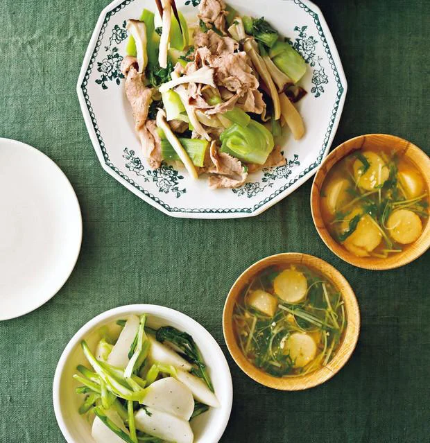 【画像を見る】20分で副菜＆汁物まで作れる！「豚肉とチンゲン菜の重ね蒸し」の献立