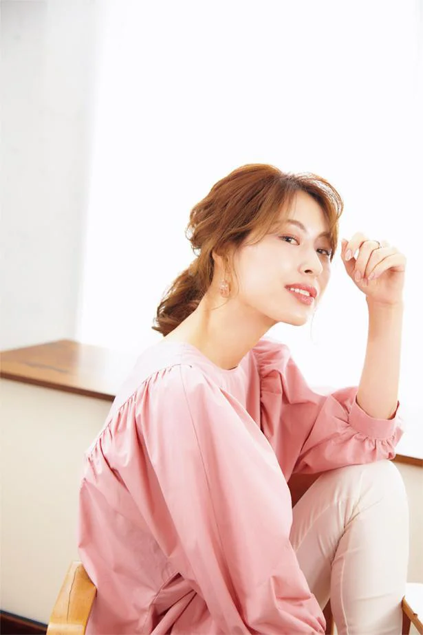 ラクだからって単なる一本しばりはNGだった！人気美容師さん直伝「基本のミドルポニー」／ヘアゴム1本でなんとかする（1）