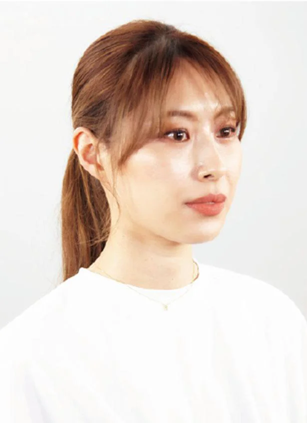 疲れて見えるただ頭が大きい人になりがち…ルーズで素敵な「ポニーテールの崩し方」／ヘアゴム1本でなんとかする（5）