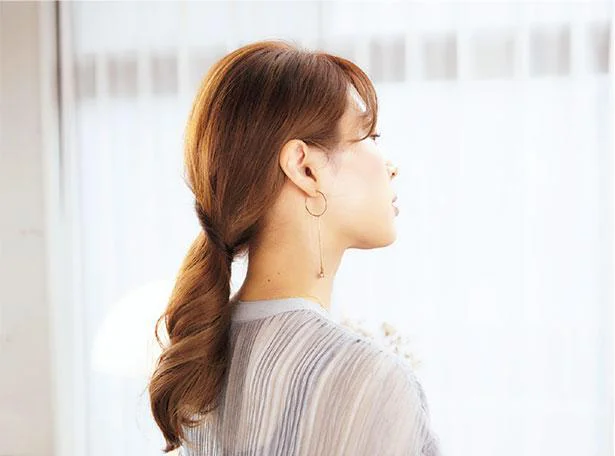 道具いらずの神ワザアレンジ「ゴムも使わないまとめ髪」／ヘアゴム1本でなんとかする（7）